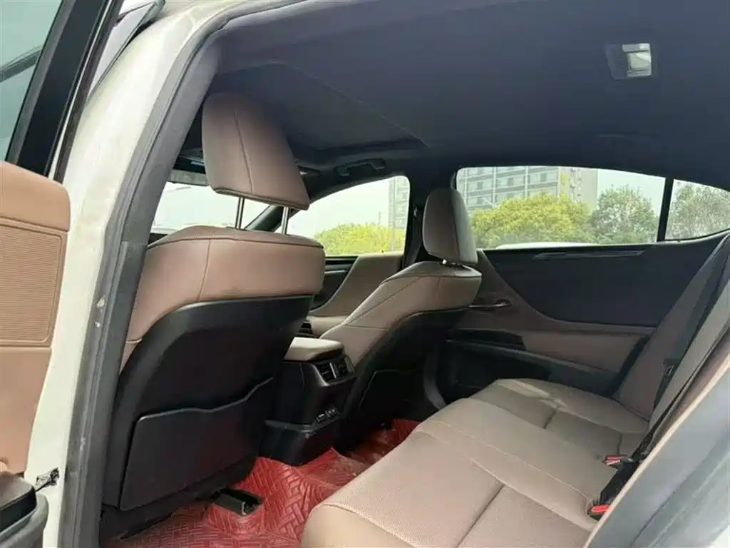 Lexus ES 200 Outstanding