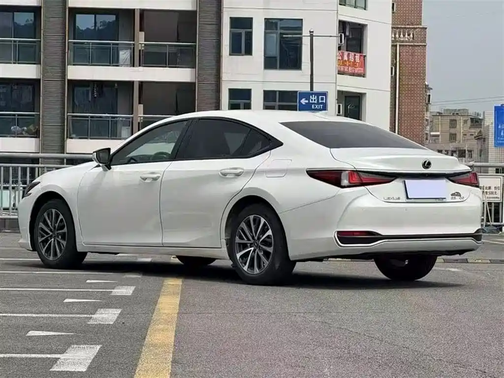 Lexus ES 200 Outstanding