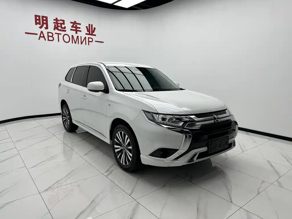 Outlander 2.0 L 2 WD Smooth Travel 5-seat