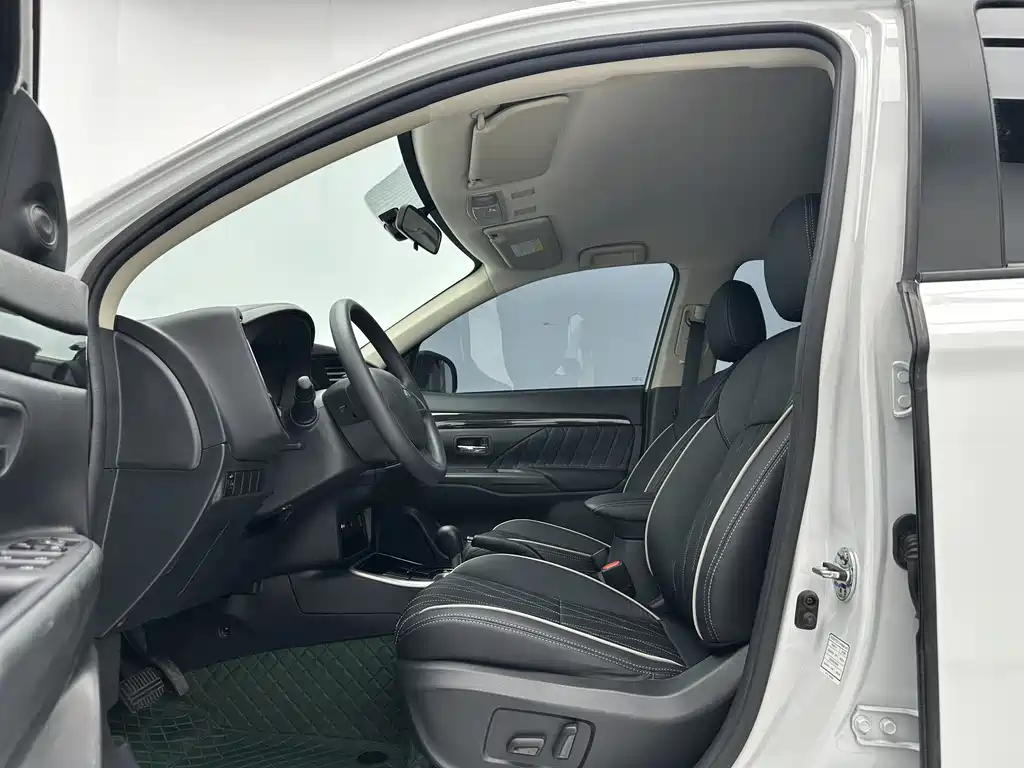 Outlander 2.0 L 2 WD Smooth Travel 5-seat