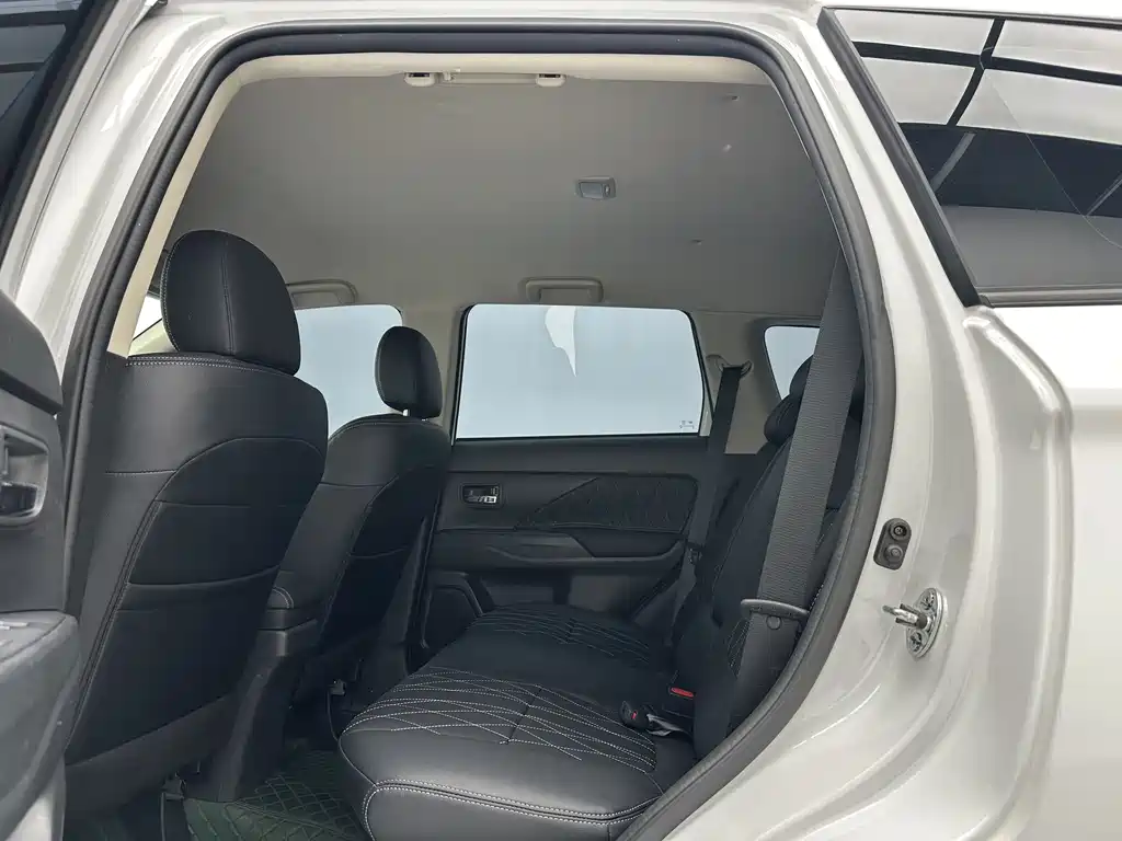 Outlander 2.0 L 2 WD Smooth Travel 5-seat