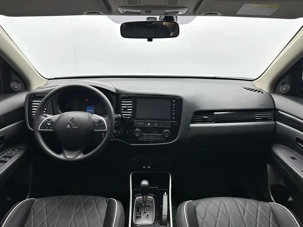 Outlander 2.0 L 2 WD Smooth Travel 5-seat