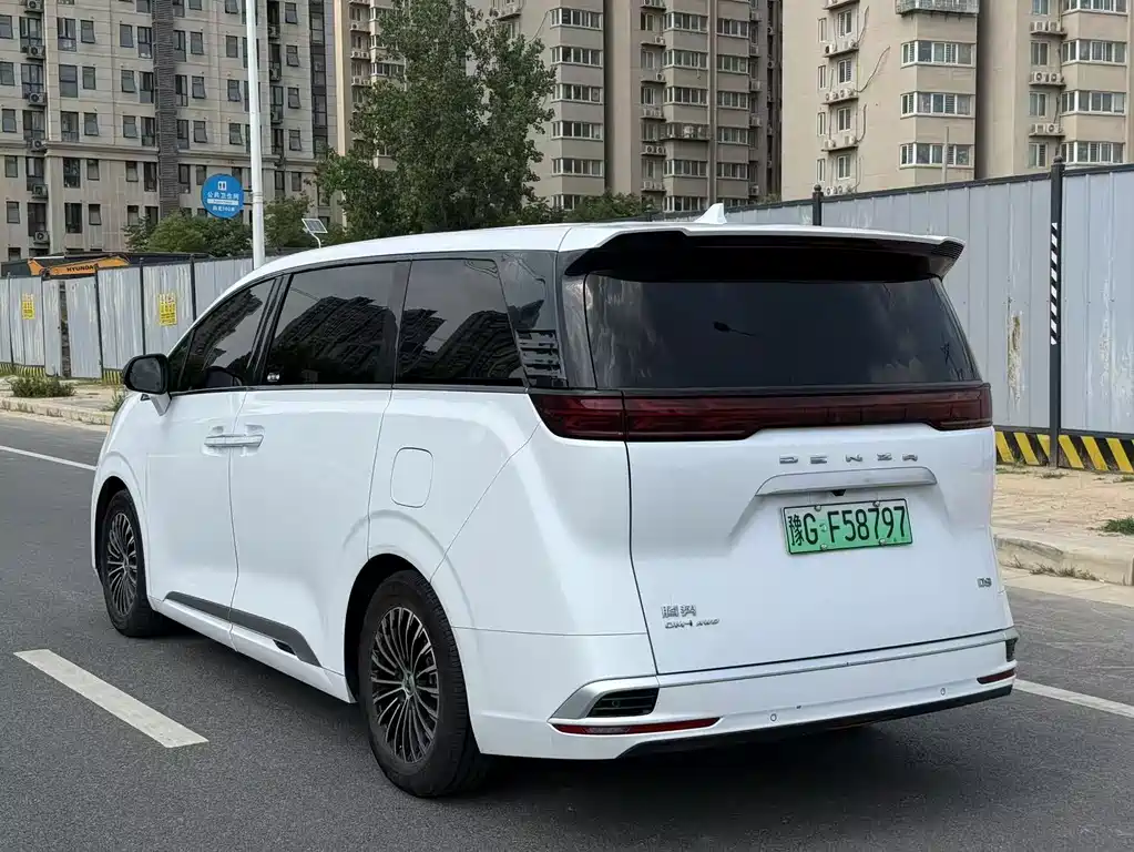 Denza D9 DM-i 970 4 WD Honored