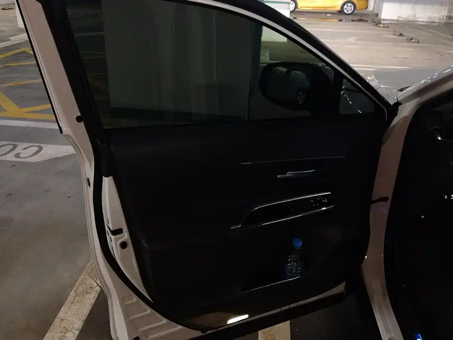 Venza 2.5 L Smart e-Hybrid Dual Engine 2 WD Distinguished