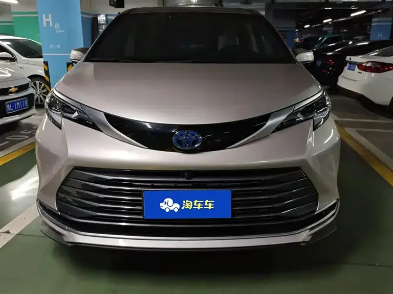 Toyota Sienna 2.5 L Hybrid Distinguished