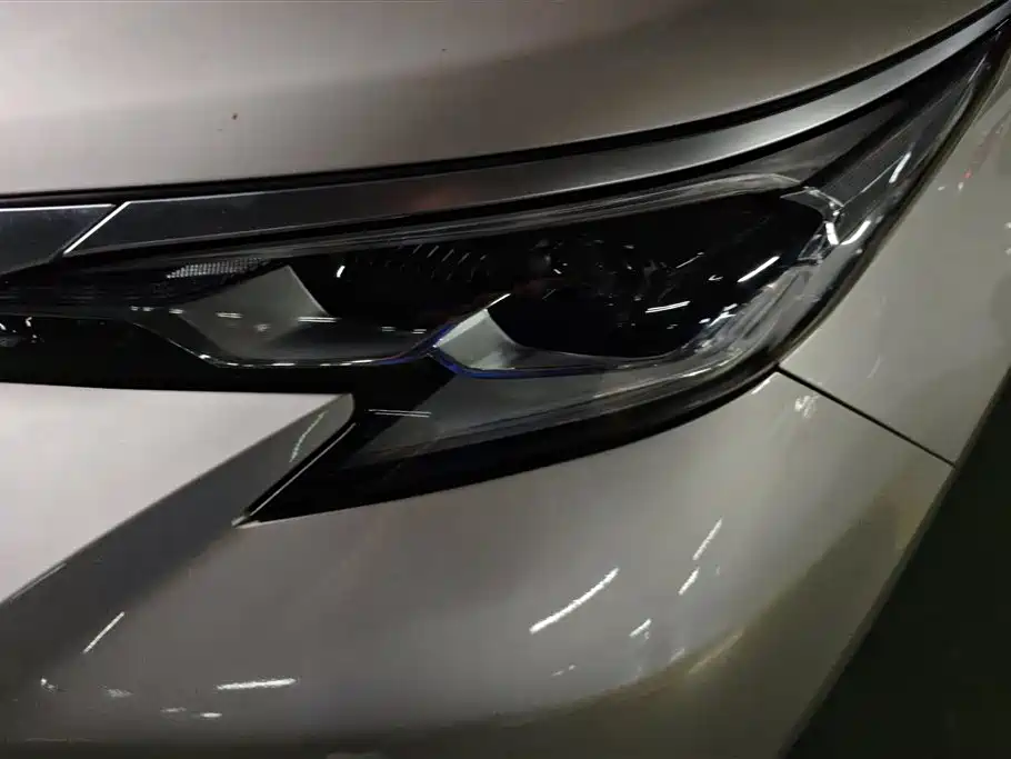 Sienna 2.5 L Hybrid Distinguished