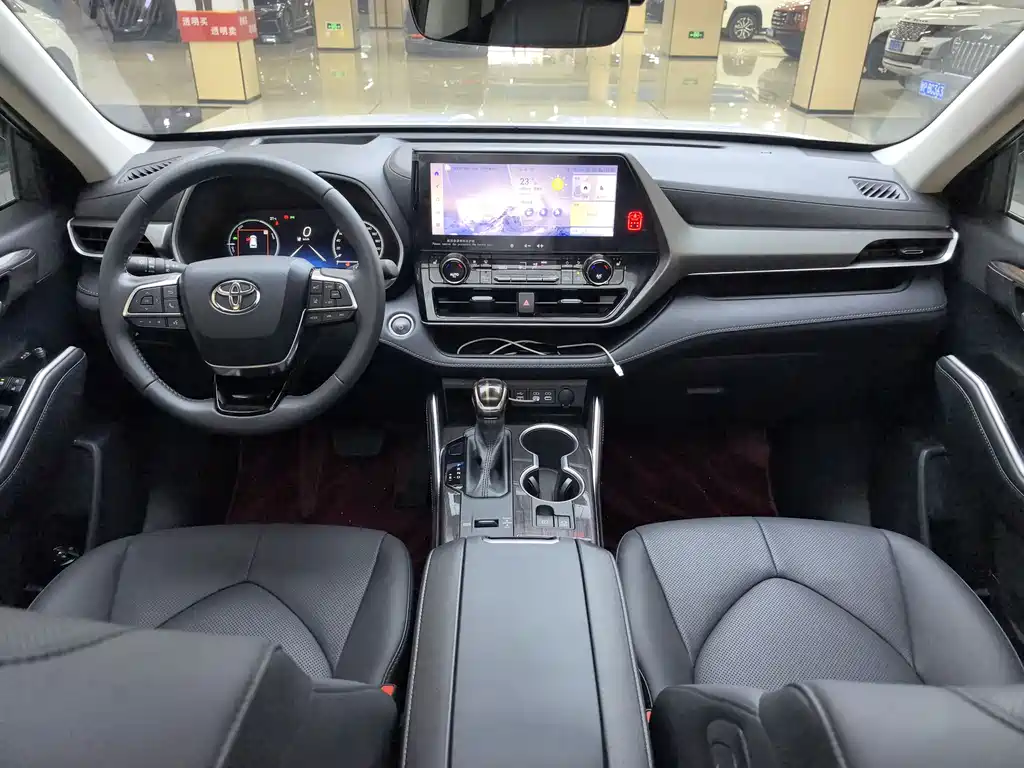 Highlander 2.5 L Smart e-Hybrid Dual Engine 2 WD Distinguished 7-seat