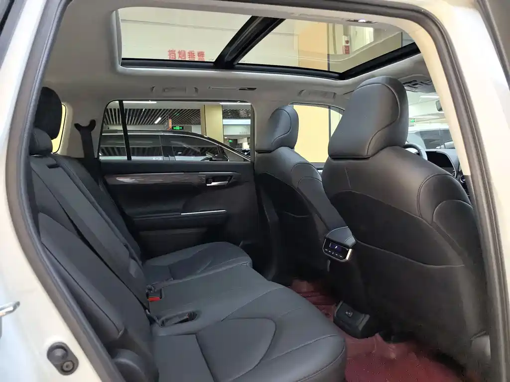 Highlander 2.5 L Smart e-Hybrid Dual Engine 2 WD Distinguished 7-seat