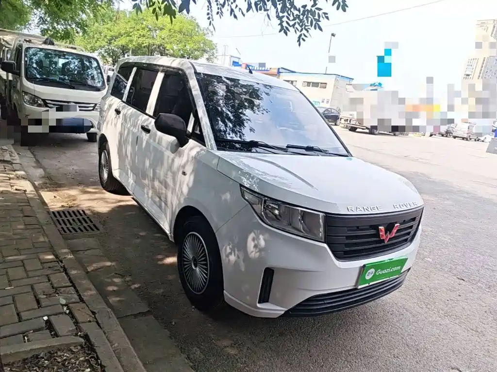 Wuling Hongguang PLUS 1.5 L Manual Standard 5-seat