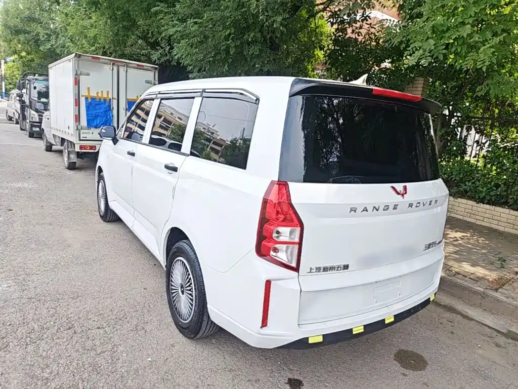 Wuling Hongguang PLUS 1.5 L Manual Standard 5-seat