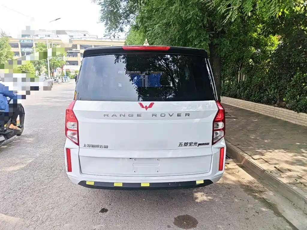 Wuling Hongguang PLUS 1.5 L Manual Standard 5-seat