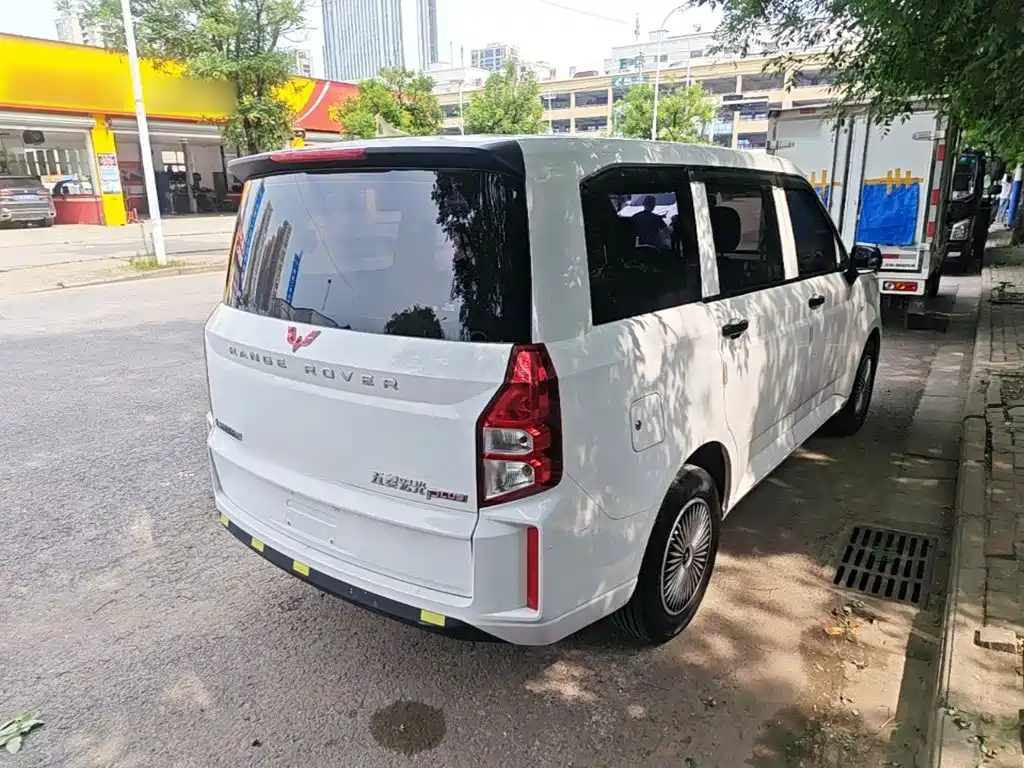 Wuling Hongguang PLUS 1.5 L Manual Standard 5-seat