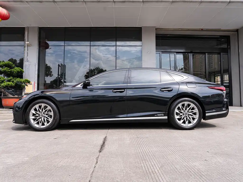Lexus LS 500 h Outstanding CN-VI