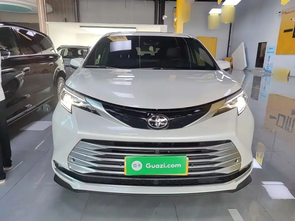 Sienna 2.5 L Hybrid Platinum