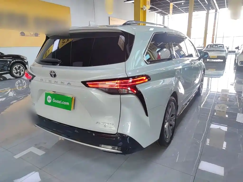 Sienna 2.5 L Hybrid Platinum