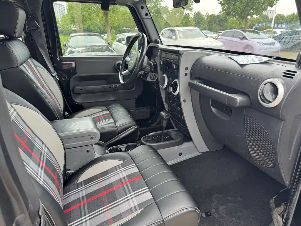 Wrangler 3.8 L Sahara 2-door