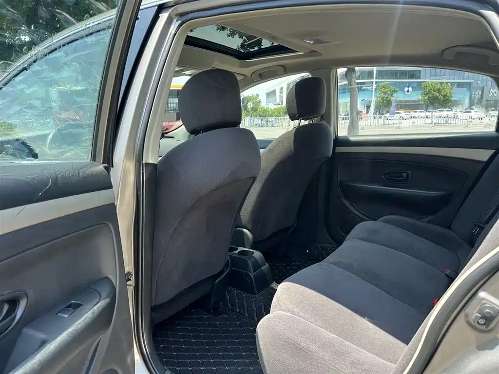 Sylphy Classic 1.6 XE+ CVT Connected Leading