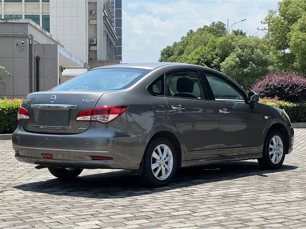 Sylphy Classic 1.6 XE+ CVT Connected Leading