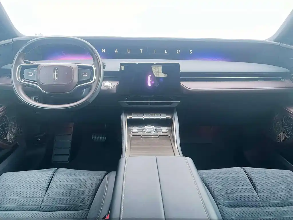 Nautilus 航海家 2023款 2.0 T 四驱总统混动版