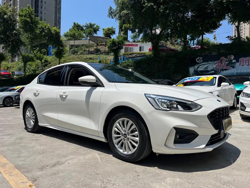 Focus Sedan EcoBoost 125 Auto Sharp Trend CN-V