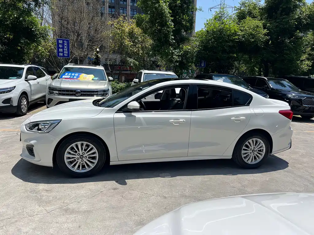 Focus Sedan EcoBoost 125 Auto Sharp Trend CN-V