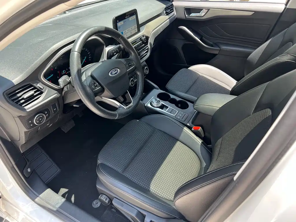 Focus Sedan EcoBoost 125 Auto Sharp Trend CN-V