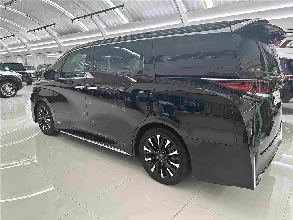 Vellfire Crown Dual Engine 2.5 L Supreme Executive