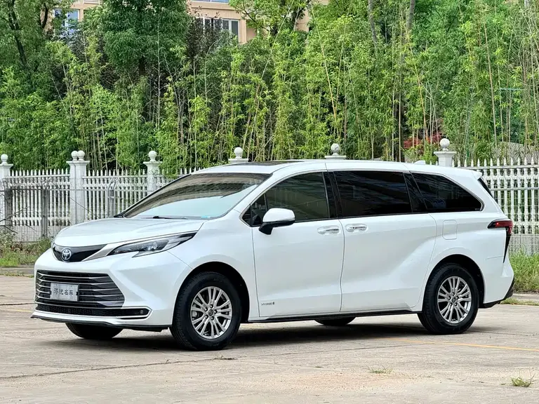 Toyota Sienna 2.5 L Hybrid Distinguished