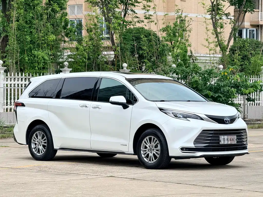 Sienna 2.5 L Hybrid Distinguished