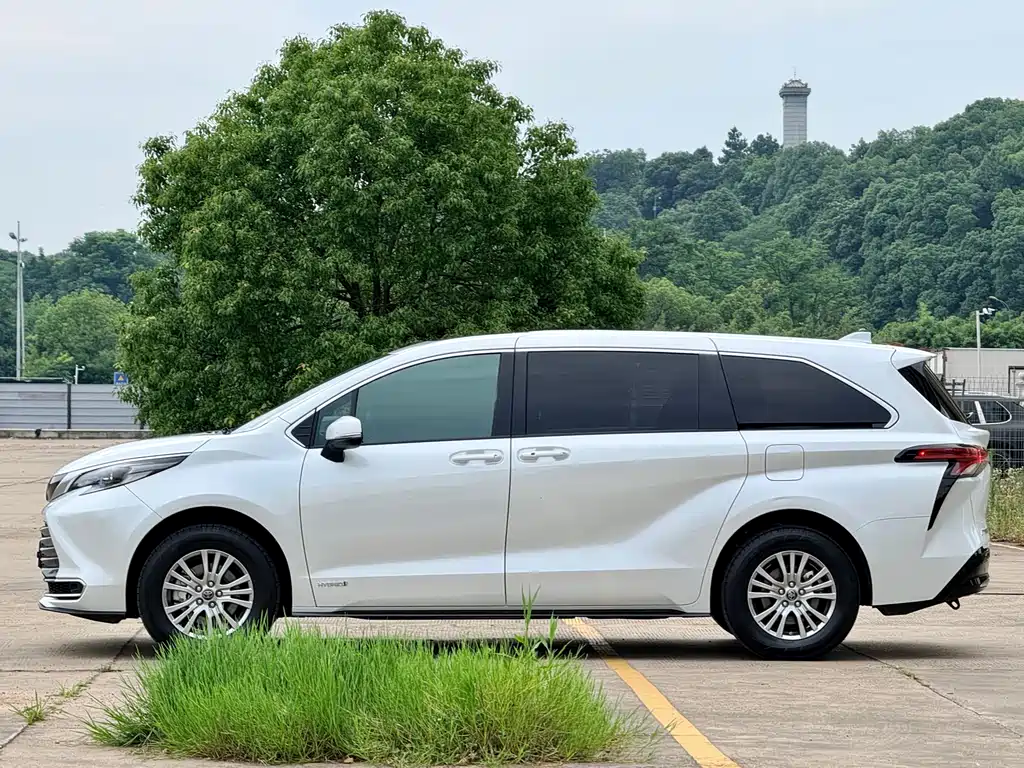 Sienna 2.5 L Hybrid Distinguished