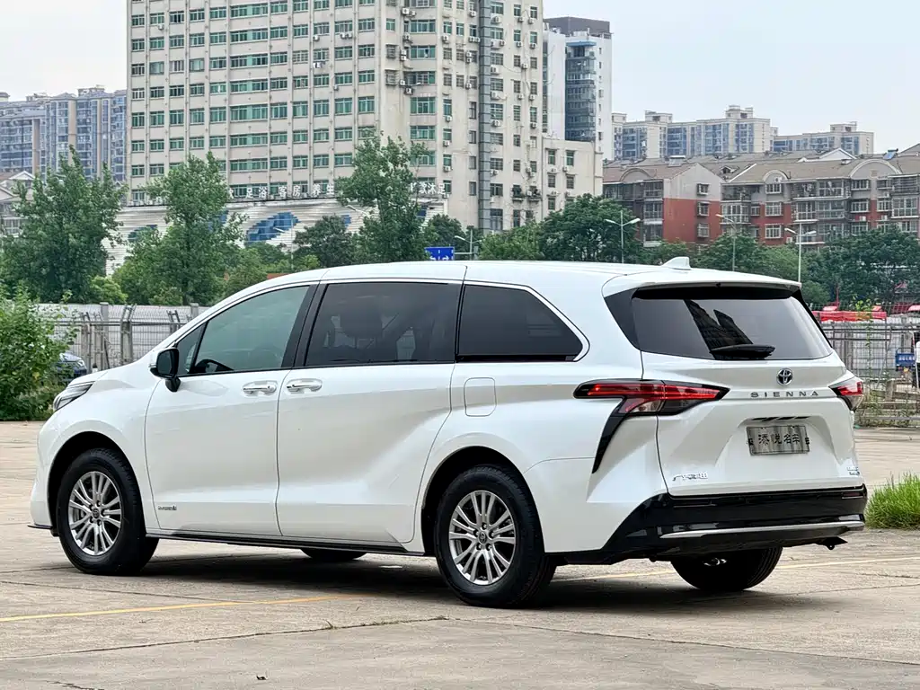 Sienna 2.5 L Hybrid Distinguished