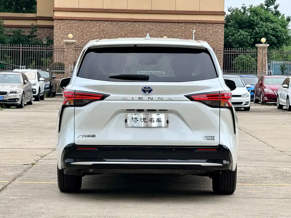 Sienna 2.5 L Hybrid Distinguished
