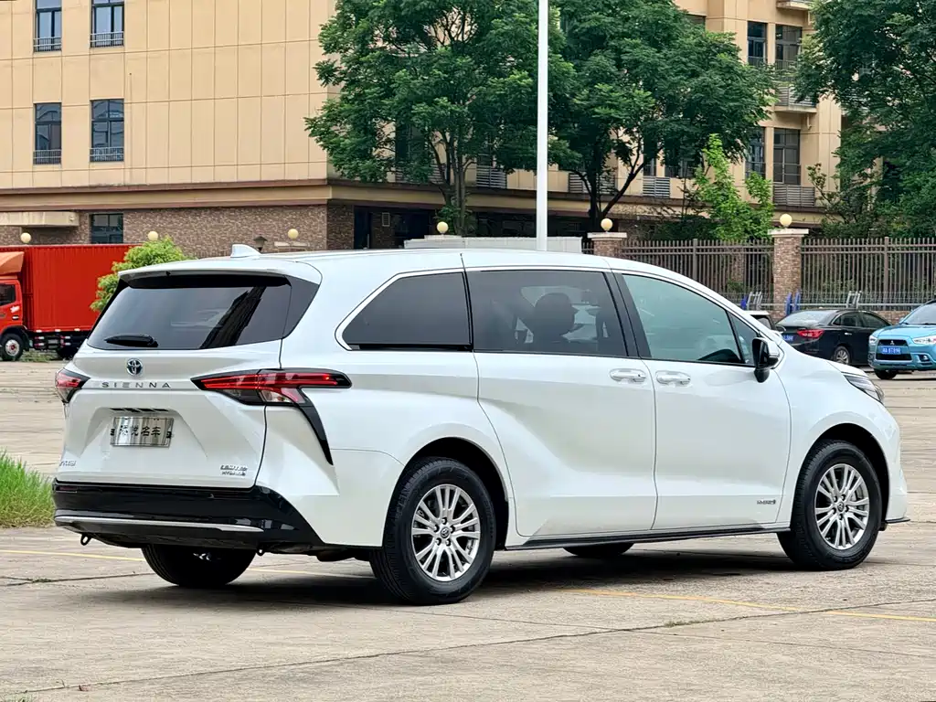 Sienna 2.5 L Hybrid Distinguished