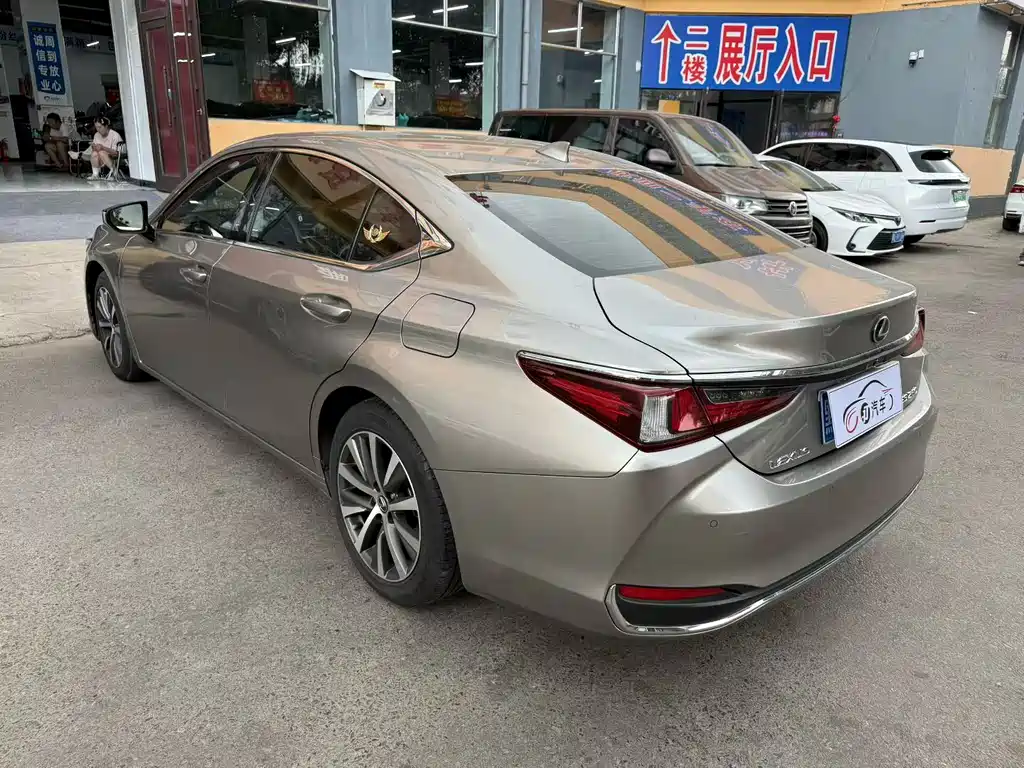 Lexus ES 200 Outstanding CN-V