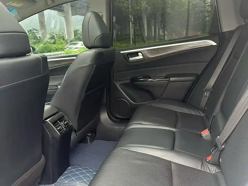 Jade 210 TURBO CVT Luxury 5-seat