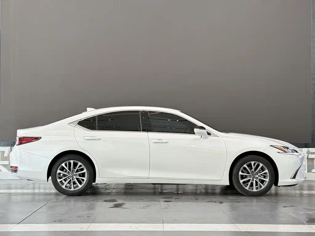 Lexus ES 200 Outstanding