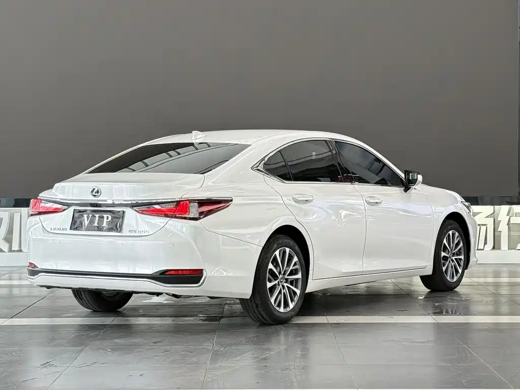 Lexus ES 200 Outstanding