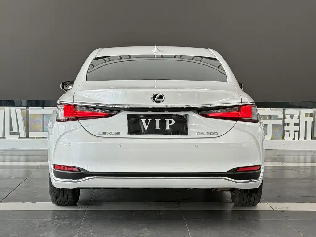 Lexus ES 200 Outstanding
