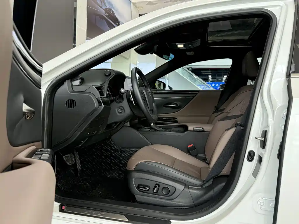 Lexus ES 200 Outstanding