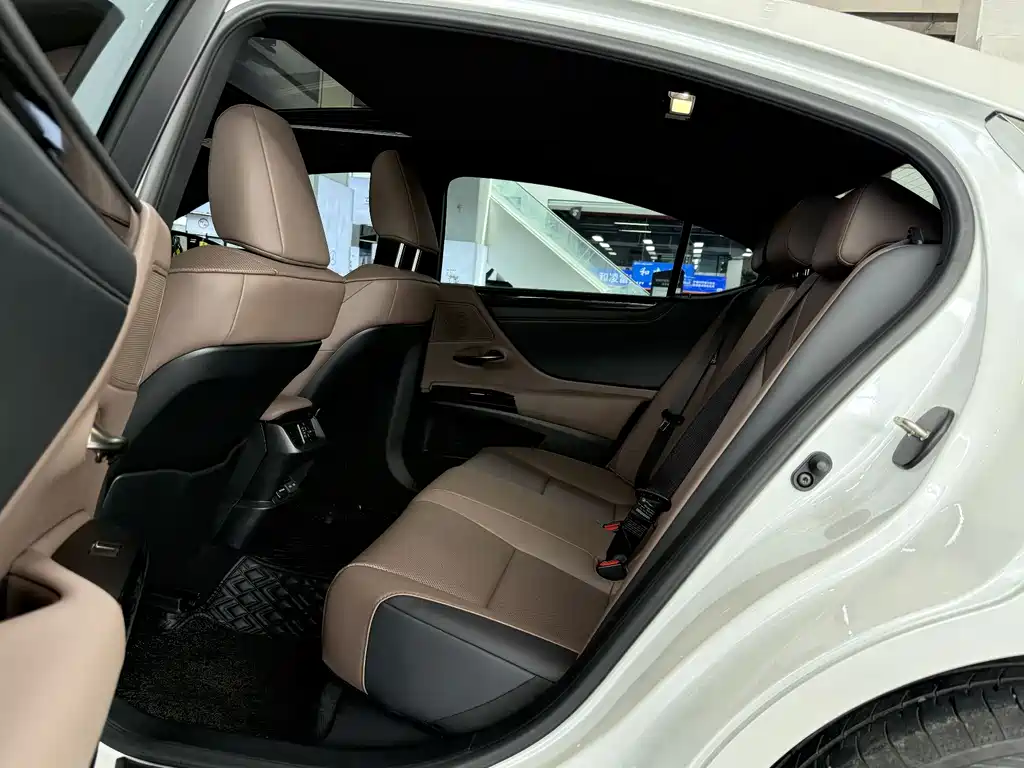 Lexus ES 200 Outstanding
