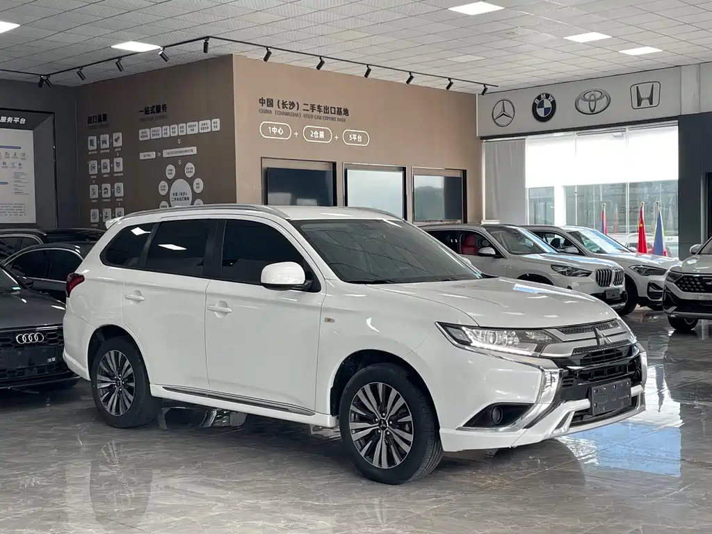 Outlander Facelift 2.0 L 2 WD Smooth Travel 5-seat