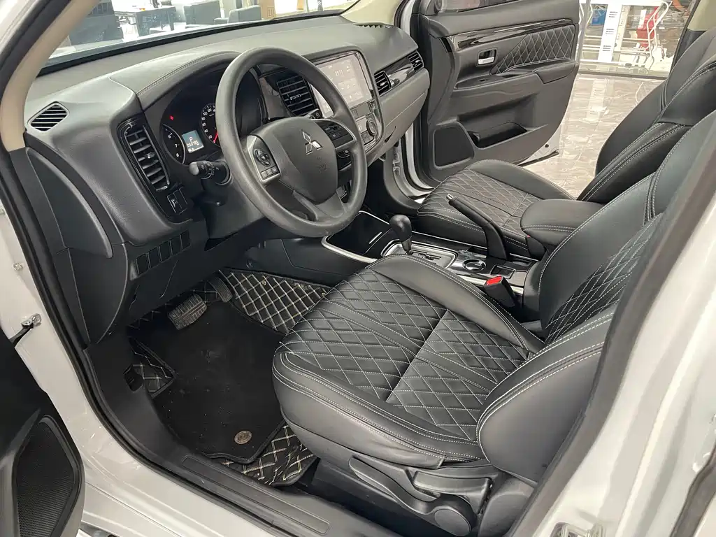 Outlander Facelift 2.0 L 2 WD Smooth Travel 5-seat