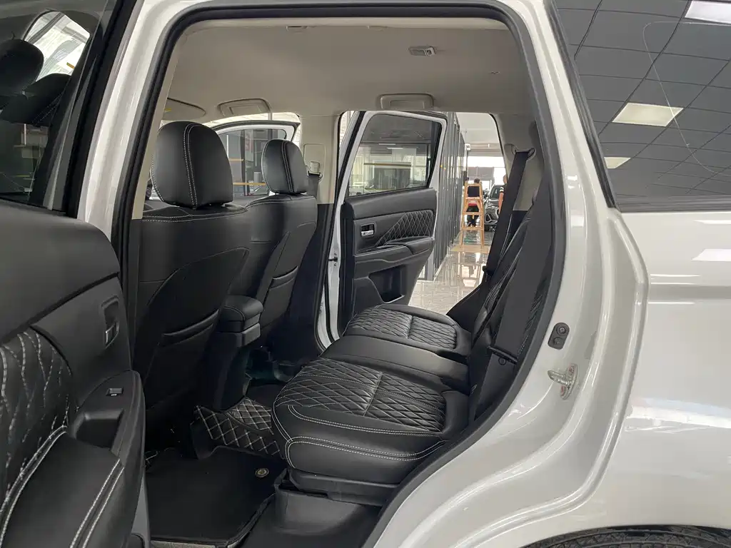 Outlander Facelift 2.0 L 2 WD Smooth Travel 5-seat