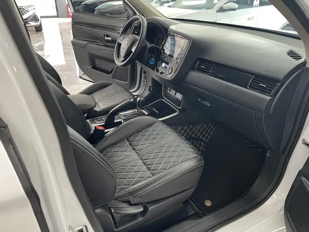 Outlander Facelift 2.0 L 2 WD Smooth Travel 5-seat
