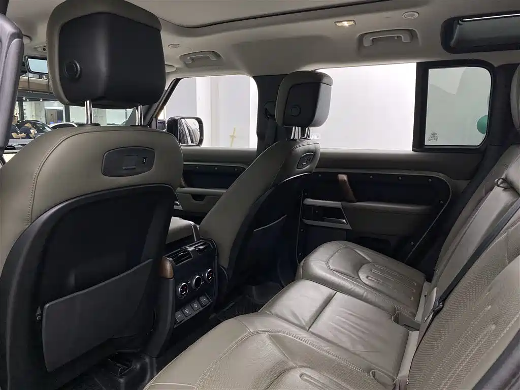 Land Rover Defender 110 P400 Dark Special Edition