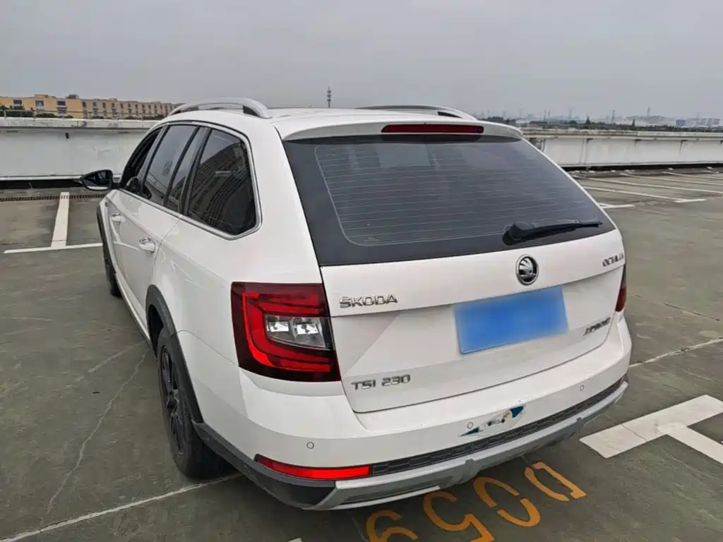 Octavia Wagon TSI230 DSG Luxury