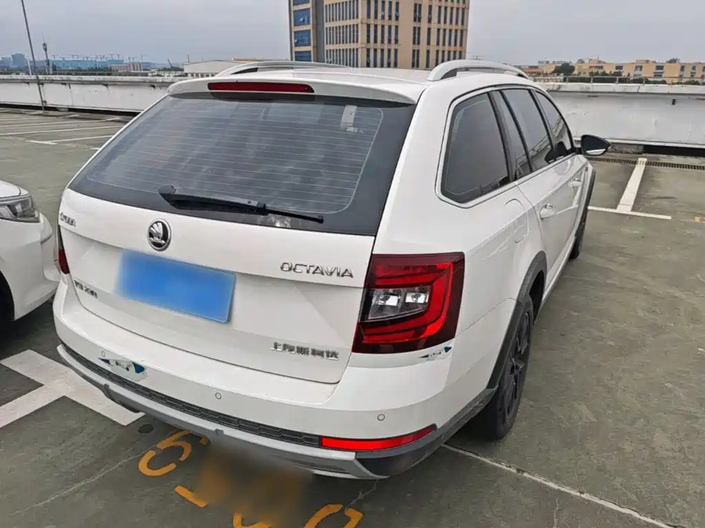 Octavia Wagon TSI230 DSG Luxury