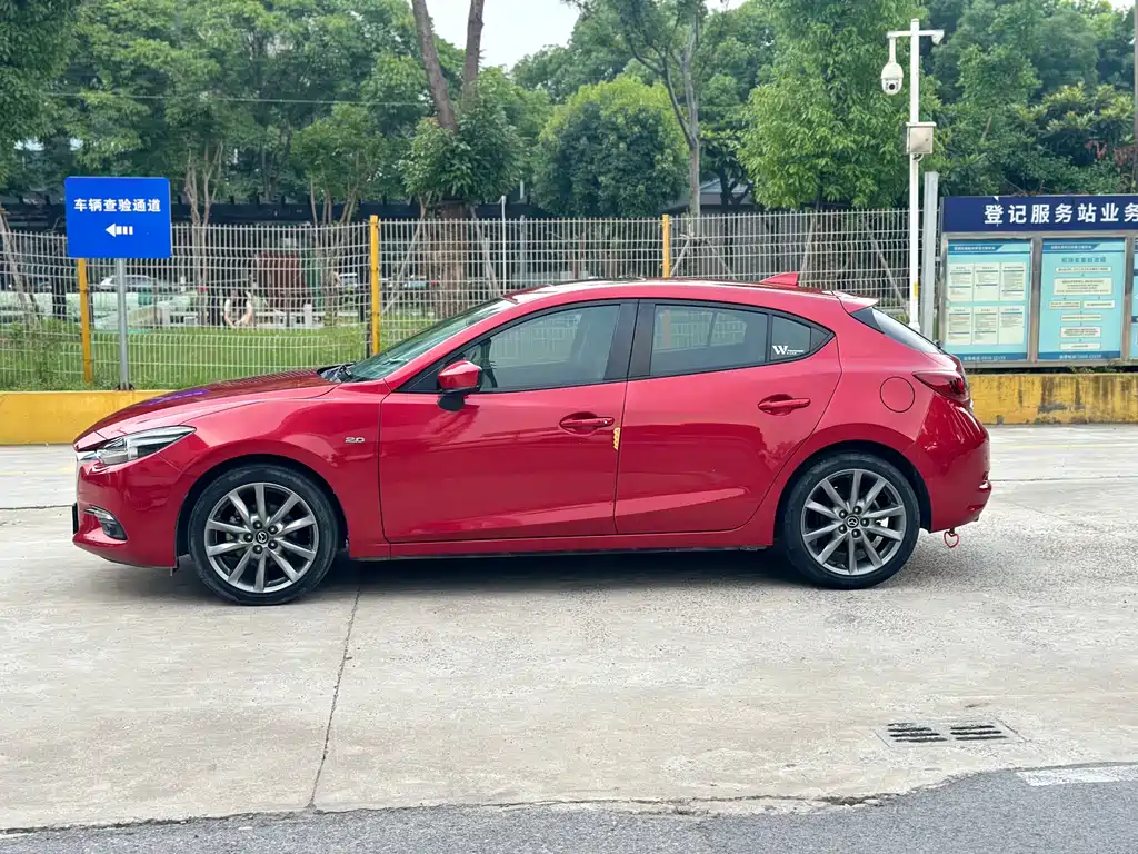 Mazda 3 Axela Hatchback 2.0 L Auto Sport CN-V