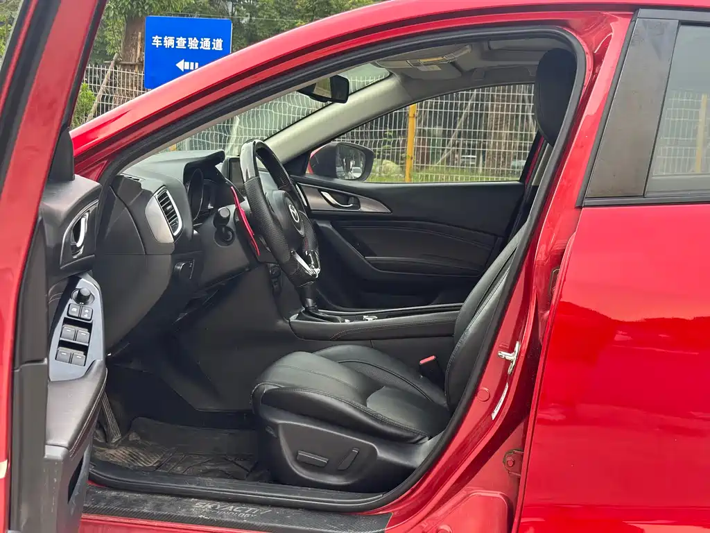 Mazda 3 Axela Hatchback 2.0 L Auto Sport CN-V