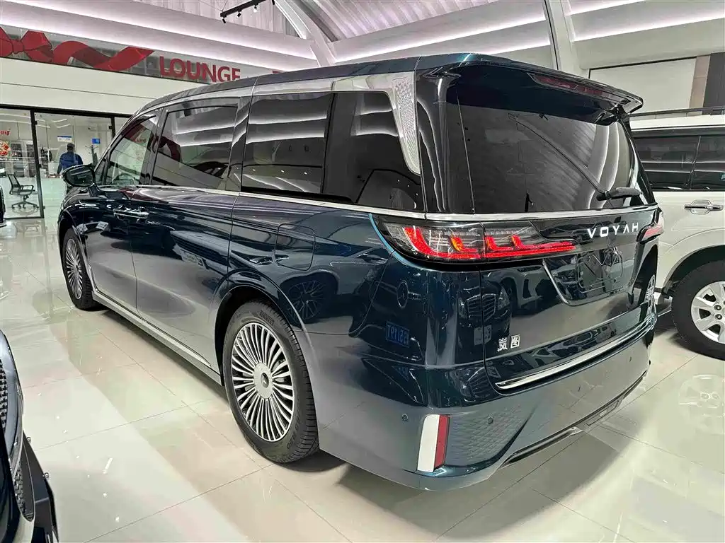 Voyah Dreamer PHEV 4 WD Distinguished Kunpeng